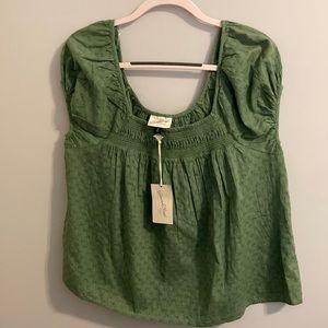 Universal Thread Women’s green short sleeve puffed sleeve top